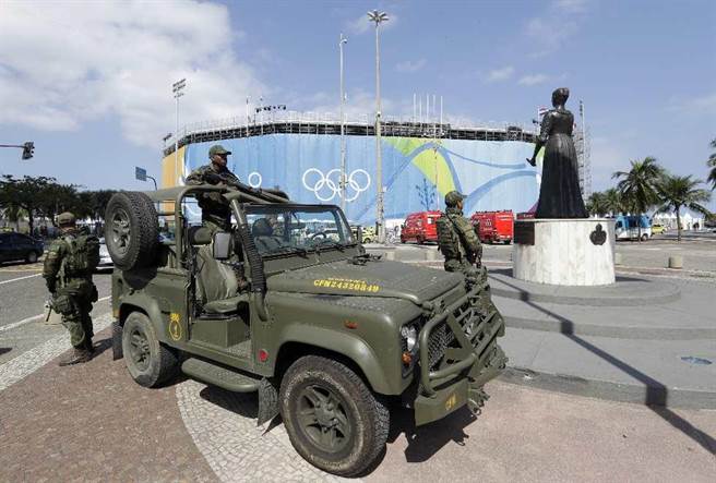 巴西士兵8月4日在奧運會場附近駐守。(美聯社)
