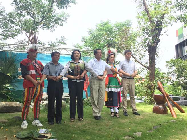 農委會主委曹啟鴻（右3）今日舉行記者會，宣布預告草案。（洪安怡）