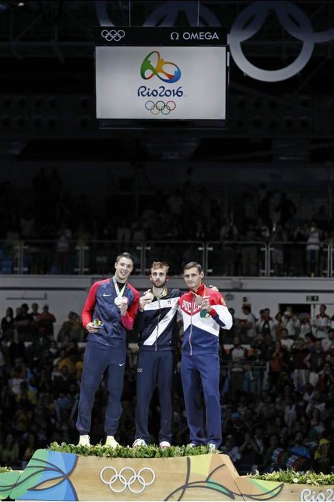 陳海翔(圖左)在奧運頒獎台上。(圖:美聯社)