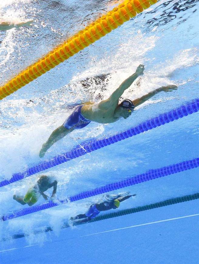 美國游泳名將菲爾普斯8月8日參加男子200公尺蝶式的準決賽。(美聯社)

