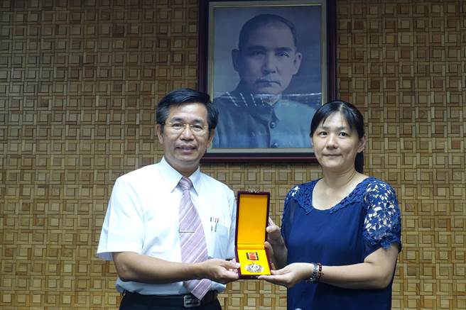 教育部長潘文忠（左）頒發教育專業獎章給已故運動選手古金水，由他的遺孀（右）代為領取。（教育部提供）