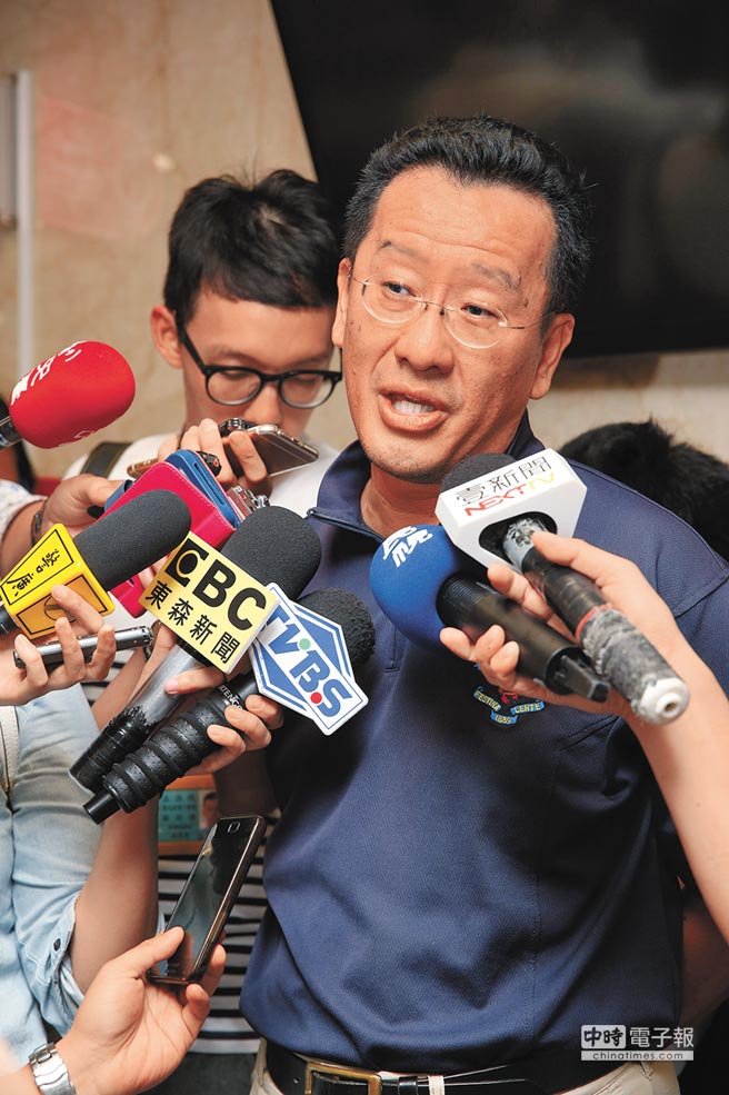 「不當黨產處理委員會」主委顧立雄昨表示，《黨產條例》賦予委員會「武器」，若國民黨不願接受調查就開罰。（楊彩成攝）