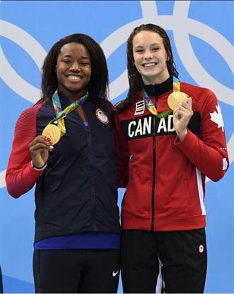 里約奧運》曼紐爾成了美國首位非裔金牌女泳將