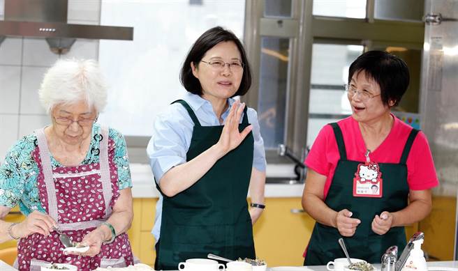 第1個水餃包失敗，蔡英文總統趕快藏在背後。（姚志平攝）