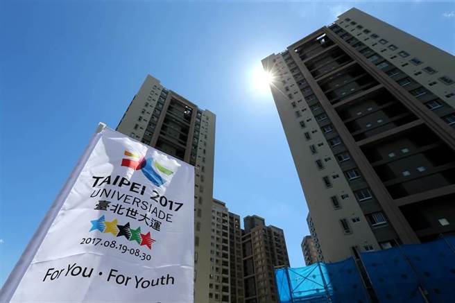 2017年台北世大運選手村歷經2年3個月的興建，目前已進入卸下外牆鷹架的階段。(黃世麒攝)
