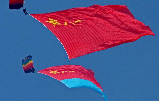 大陸跳傘隊在展示解放軍八一軍旗(上)和空軍軍旗(下)。(圖/新華社)