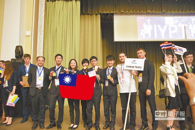 台師大物理系助理教授徐鏞元帶領台灣代表隊，參加國際青年學生物理辯論錦標，以5場全勝佳績首度拿下金牌榮譽，與德國、新加坡、瑞士並列世界第一。 （台師大提供）