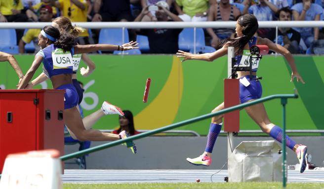 美國隊在女子400公尺接力預賽發生掉棒失誤。(美聯社資料照)