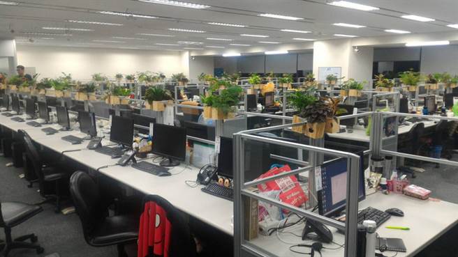 台中市警察局19日宣布破获大型跨国赌博网站，集团在台中市七期商办承租4间百坪豪华办公室，还聘雇200多名客服人员採3班制服务会员。（翻摄照片）中央社记者郝雪卿传真  105年8月19日