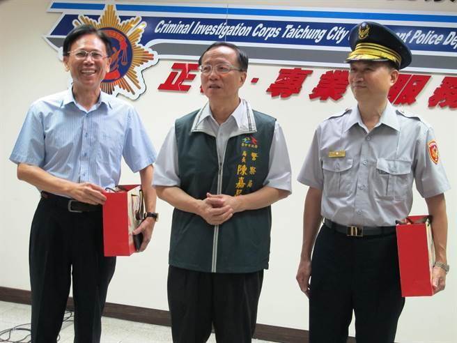 台中市警方破獲跨國賭博網站，警局局長陳嘉昌（中）代表市長林佳龍頒發破案茶給專案人員。（陳淑芬攝）