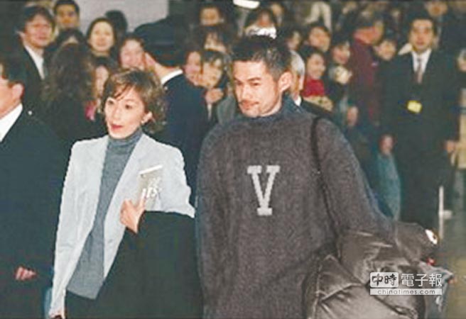 美國職棒日籍球星鈴木一朗與大他8歲，曾是電視台主播的老婆鈴木弓子（原名福島弓子）。（取自網路）