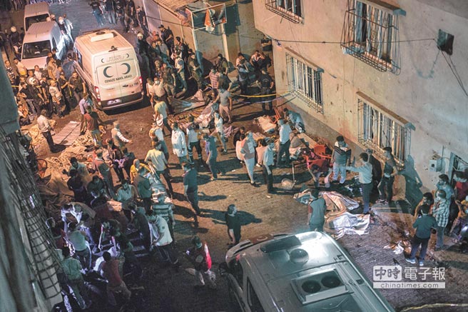 土耳其南部城市加濟安泰普20日晚間一場私人戶外婚禮遭自殺式炸彈攻擊，造成慘重傷亡。事發後救護車趕到現場，許多遇害者遺體則被放在路旁。（法新社）