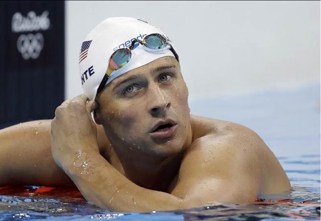 陷入謊報搶劫案醜聞的美國金牌泳將洛克特，不但要接受國際奧委會懲戒委員會的調查，還因此丟了贊助。(圖:美聯社檔案照)