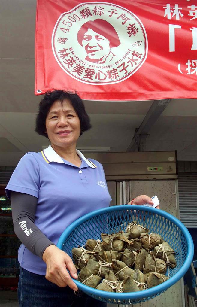 爱心阿嬷林英美长期为街友免费供餐，因经费不足决定推出爱心粽子及水饺义卖，希望社会大眾共襄盛举。（潘建志摄）