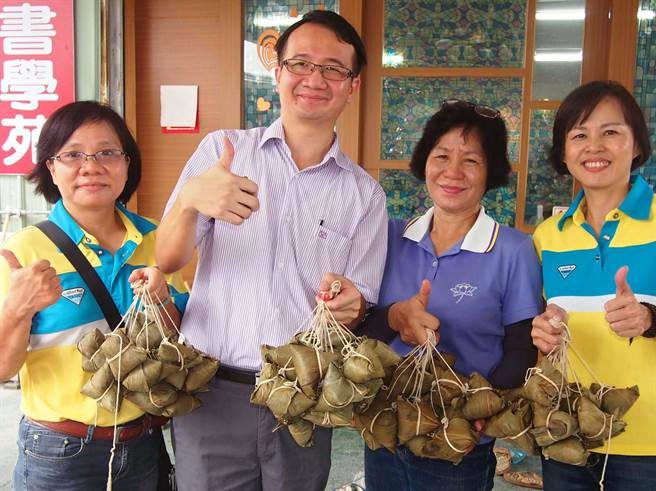 爱心阿嬷林英美（右2）长期为街友免费供餐，推出爱心粽子及水饺义卖，屏东市长林亚蒓（右）及市民代表方华雄（左2）为她加油打气。（潘建志摄）