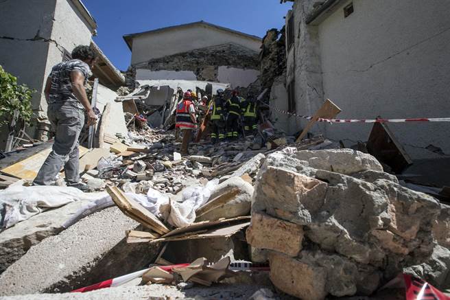 義大利阿庫莫利小鎮災情同樣慘重，救災單位趕赴此地，但小鎮道路狹小也增加救災困難程度。(圖/美聯社)