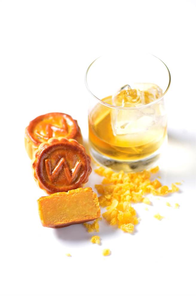  W飯店〈炫銀月光〉月餅禮盒中的〈台灣噶瑪蘭威士忌奶黃月餅〉，標榜每一口都可吃到威士忌香。(台北W飯店提供)