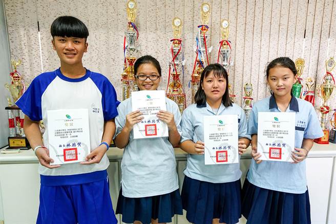 三星國中學生林維祥、潘宥妤、簡璦、吳怡蓁（從左至右）等學生在宜蘭縣語文競賽獲得好成績。（李忠一攝）