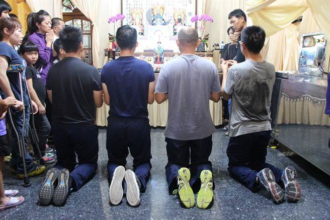 雄三飛彈卻誤射擊中高雄籍翔利昇漁船，造成船長黃文忠遇難，左起艦長林伯澤、中尉兵器長許博為、射控士官長陳銘修、誤擊發飛彈的中士高嘉駿，在身亡船長靈堂前下跪道歉。(郭韋綺攝)