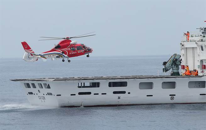 近日海巡桃園艦完成直升機起降，是首次有1000噸級巡護艦完成這項任務。圖為3000噸高雄艦降落海豚直升機的過程。(圖/本報新聞中心)