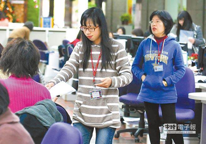 軍公務人員在明年春節前，仍可領到1.5個月年慰問金，被視為是化解93上街抗議年金改革。 (資料照片) 