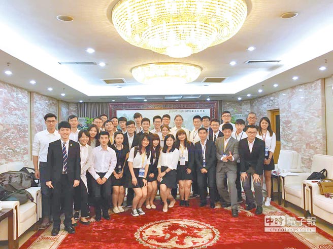 大陸國台辦主任張志軍﹙後排右8﹚近日和35位台青深度座談近兩個半小時，擦出不少火花。（與會者提供）