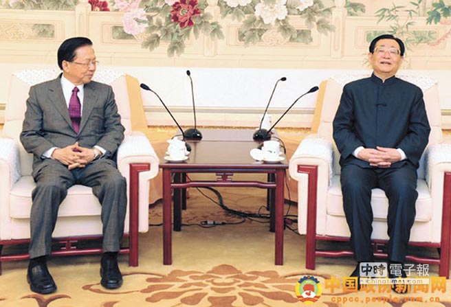 田弘茂（左）2013年時曾前往大陸，與前政治局委員、時任中國經濟社會理事會主席王剛見面。（摘自中國政協新聞網）