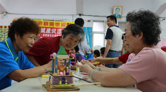 小神轎好趣味阿公阿嬤動手又動腦 生活 中時