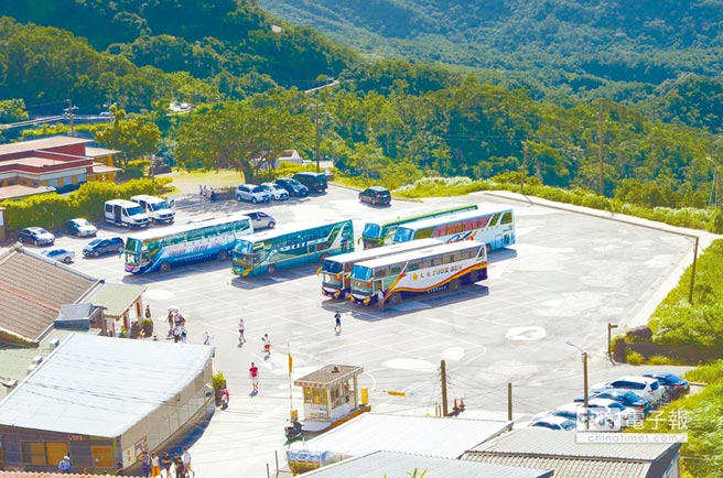 陸客團大幅減少，九份停車場只停了幾輛遊覽車。（記者林瑞益攝）