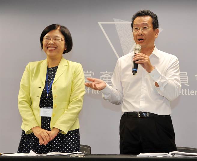 「不當黨產處理委員會」5日召開掛牌後首次會議，會後記者會上，主委顧立雄（右）介紹新任發言人施錦芳（左）。（劉宗龍攝）