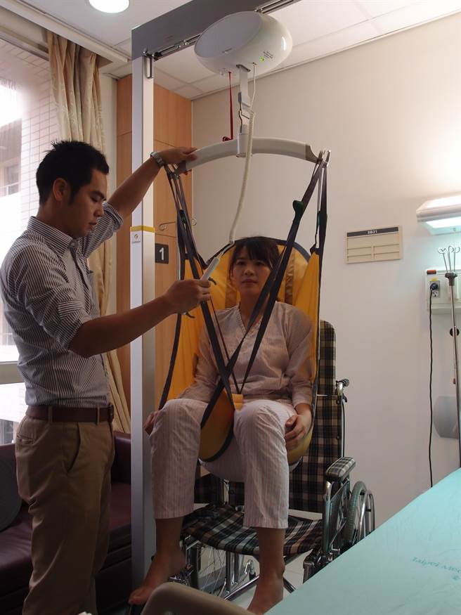 雙和醫院於中風病房引進多元的照護輔具，提升中風病人照護及復健治療的品質。（葉書宏翻攝）
