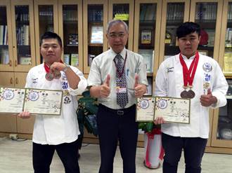 三信家商教師榮獲台灣國際美食節蔬果雕刻賽銅牌獎
