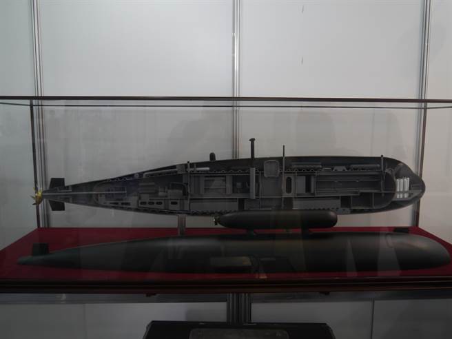 高雄海事展廠商引進義大利製350噸微型潛艇解剖模型，引起矚目。呂昭隆翻攝。