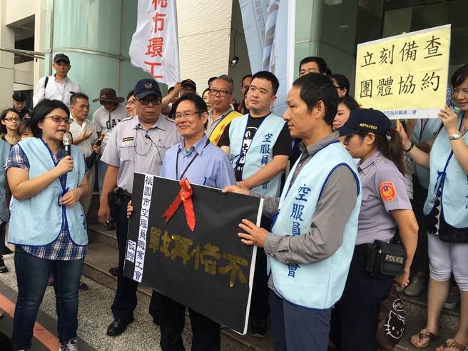 劳动局科长一脸尷尬地接过工会的不惜再战牌匾。（叶臻摄）