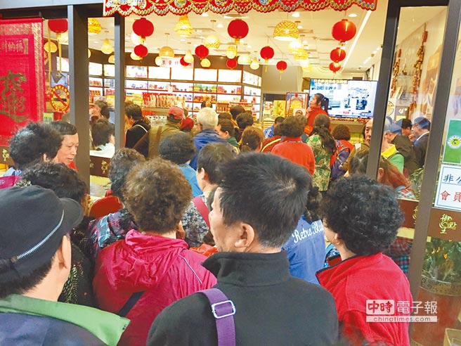 針對台灣觀光業「零團費」及「一條龍」導致問題叢生，行政院長林全13日在立院答詢時表示，未來原則上不會再存在，大有「消滅一條龍」的意味在。圖為今年3月陸客被帶進大型購物店景況。（本報資料照片）