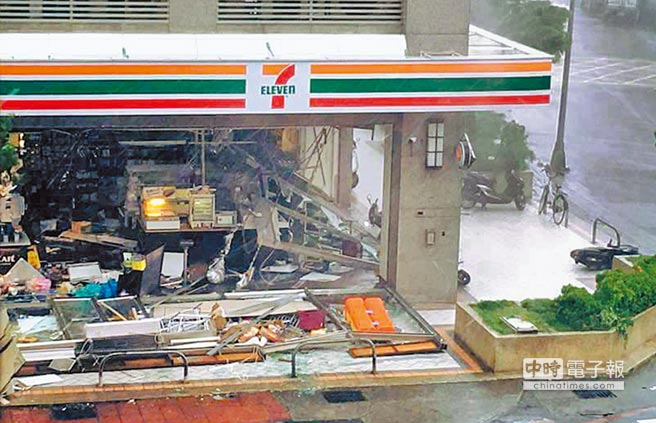 高雄一家超商店面玻璃门窗遭强风整面吹垮，现场一片狼藉。（摘自爆料公社）