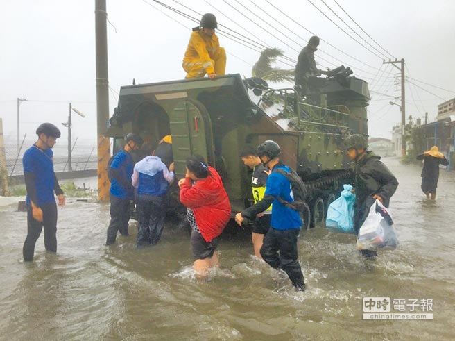 中央气象局资料，到14日下午4时屏东雨量717毫米，居全国之冠，晚间又遇大潮，屏东沿海枋寮、林边和佳冬乡低漥区淹水，枋寮乡建兴路、义民路水深及腰。消防队及军方撤离居民。（屏东消防局提供）