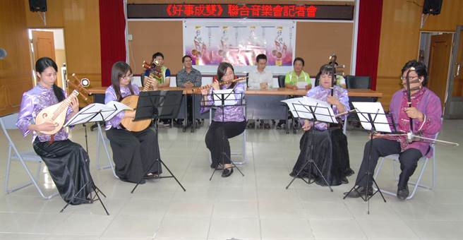 彰化市立國樂團，為了彰化與新竹兩市國樂團10月1日聯合音樂會，上午先熱身宣傳。（謝瓊雲攝）