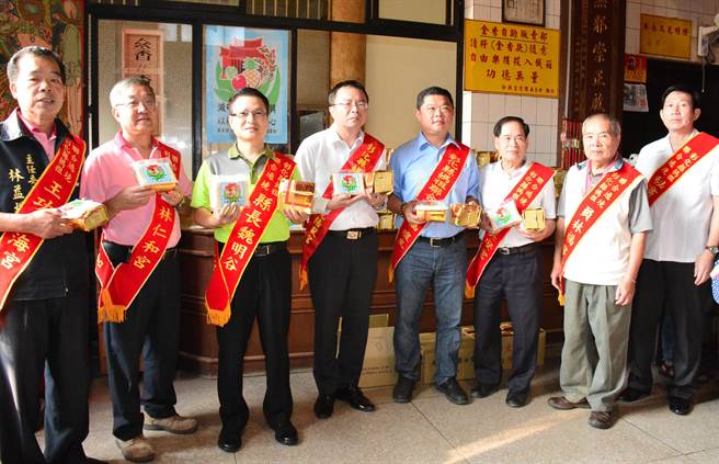 彰化县妈祖联合遶境祈福活动25日上午在埤头合兴宫盛大起驾，县长魏明谷和11间宫庙，发愿推广环保祭祀以粮代金。（吴敏菁摄）