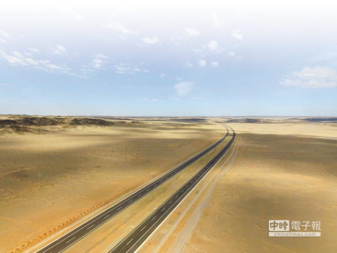 世界最長沙漠高速公路在陸開通，全長930公里。（取自蒙古阿拉善盟交通運輸局官網）