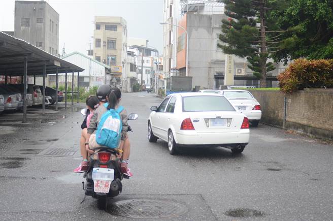 家長送小孩上學，到學校才知道放颱風假，只能再送小孩回家。(黃力勉攝)