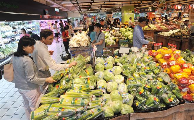隨著梅姬颱風的暴風圈脫離台灣本島，台北地區風雨漸歇，許多民眾利用颱風假到大賣場採買蔬菜、水果等商品。（劉宗龍攝）