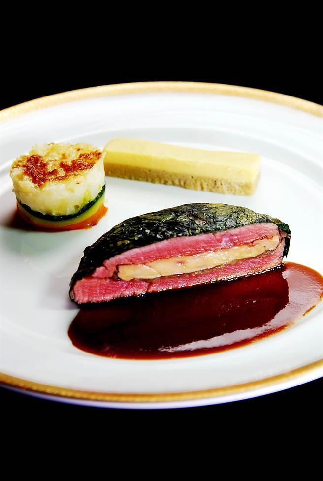 「炉烤美国菲力牛排衬鸭肝佐马德拉酱汁」烹调灵感源于「罗西尼牛排」，但口感与风味层次更丰富。(图／姚舜摄)