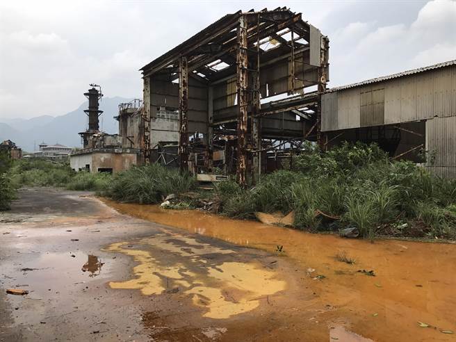 當地民眾發現，位在金山的中國金屬化工廢棄工廠冒出大量黃色積水，懷疑是廠內廢棄金屬造成汙染。（翻攝自臉書北海岸全民聯盟公社）