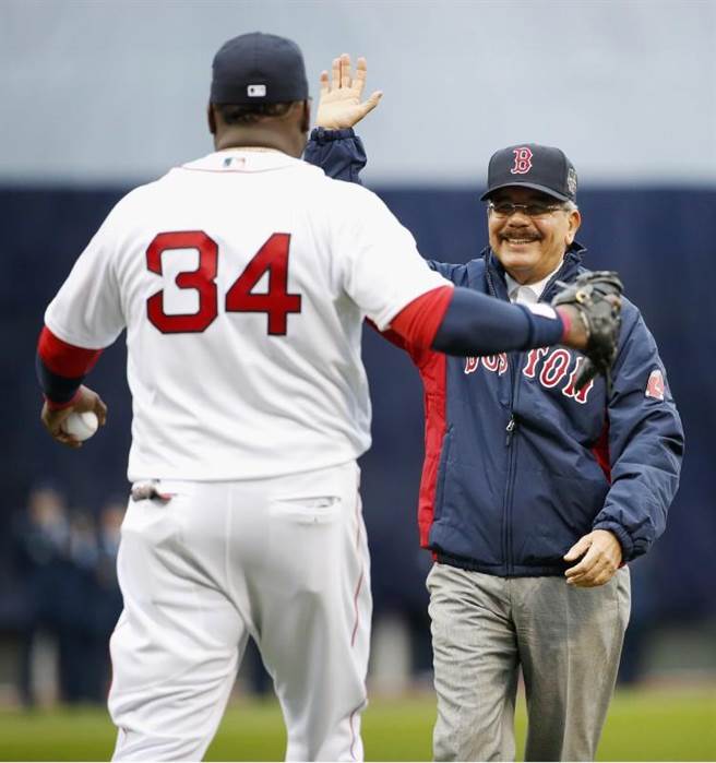 欧提兹祖国的多明尼加总统梅迪纳(右)也到场相送。(美联社)