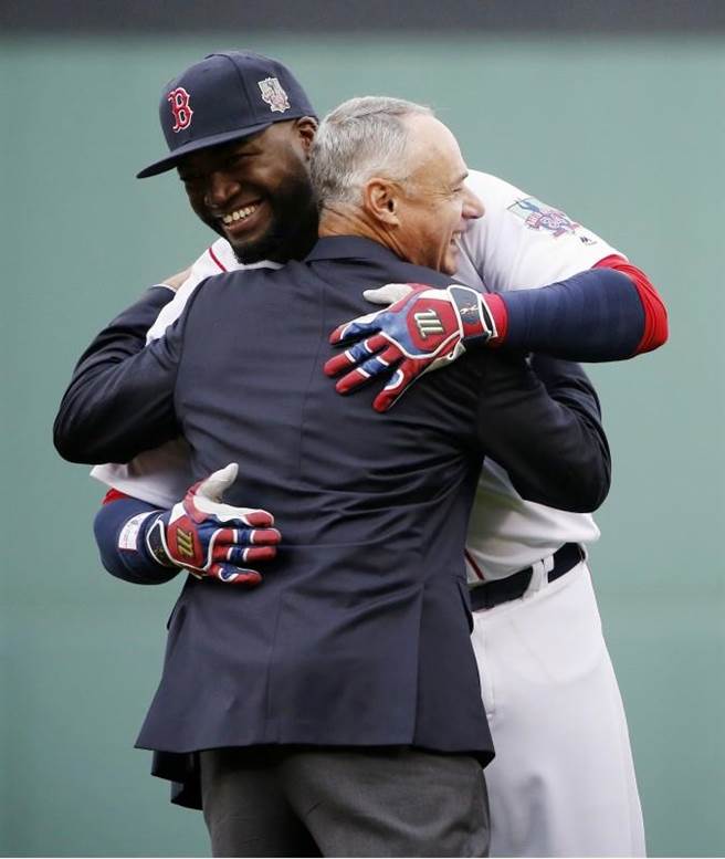 大联盟主席曼佛雷德与欧提兹拥抱。(美联社)