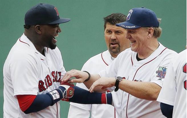 欧提兹(左)老队友席林(右)到场相送，不忘玩笑打闹。(美联社)