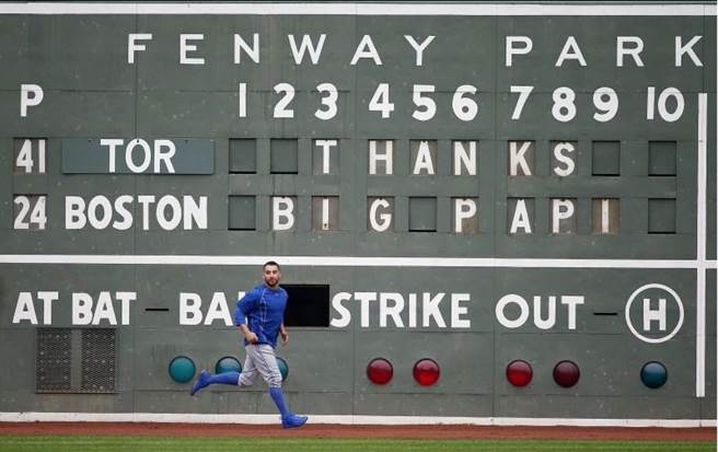 红袜主场的记分板写着「Thanks Big Papi」感谢老爹欧提兹。(美联社)