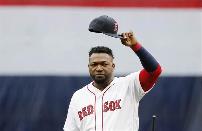 欧提兹脱帽向球迷致意，这个影像将永留球迷心中。(美联社)