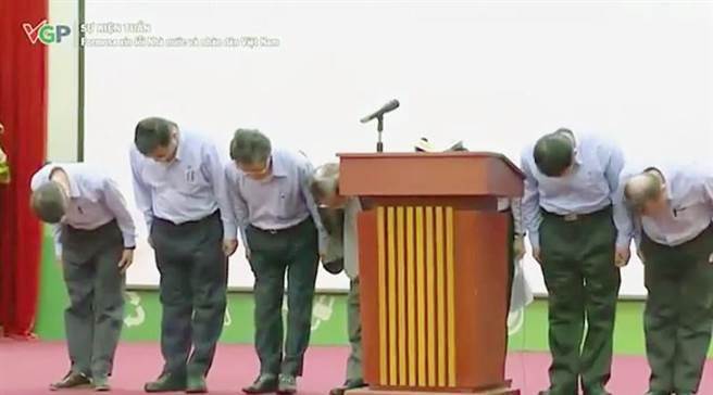 越南當局6月30日召開記者會公布中部魚群死亡原因，指出是台塑河靜鋼廠排污所致。主辦單位在會中播放影片，片中台塑河靜鋼廠負責人坦誠是事故原因，向越南政府與民眾道歉，並承諾將賠償。（翻攝影片播放螢幕/中央社）